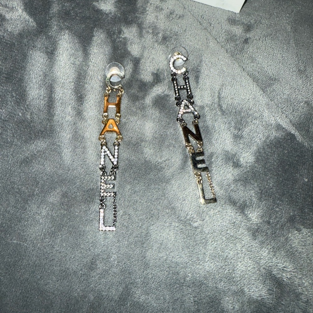 Chanel 100% Authentic long earrings with two tone gold /silver hardware has box - Picture 4 of 9